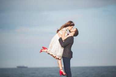 mutlu sadece evli genç düğün kutluyor çift ve güzel bir plaj gün batımında iyi eğlenceler