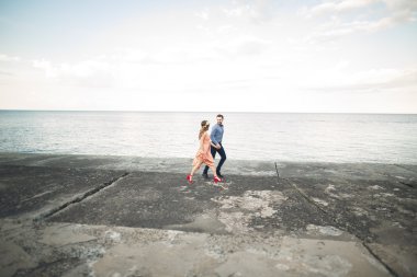 Düğün çift, Gelin, damat yürüyüş ve iskelede poz