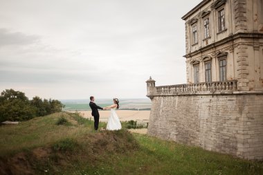 Mutlu düğün kaç sarılma ve öpüşme üzerinde arka plan eski kale