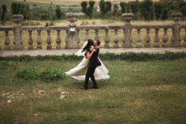 Mutlu düğün kaç sarılma ve öpüşme üzerinde arka plan eski kale