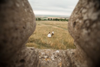 Mutlu düğün kaç sarılma ve öpüşme üzerinde arka plan eski kale