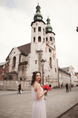 Güzel genç gelin gelin buketi arka plan Kilisesi ile