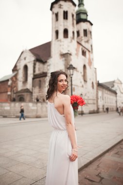 Güzel genç gelin gelin buketi arka plan Kilisesi ile