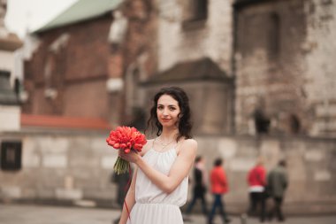 Güzel genç gelin gelin buketi arka plan Kilisesi ile