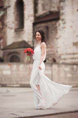 Güzel genç gelin gelin buketi arka plan Kilisesi ile