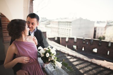 Gelin ve damadın eski bir şehirde - çift düğün