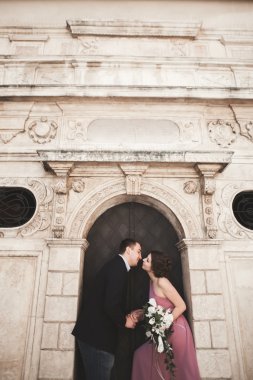 Muhteşem Düğün çifti, damat ve gelin pembe elbise Krakow eski şehirde yürüyüş ile