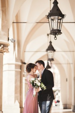 Romantik düğün çift karı eski bina sütun poz,