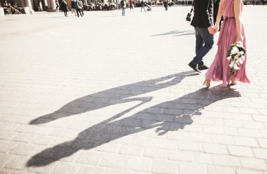 düğün. güzel çift, Gelin ile pembe elbise eski şehirde Krakow, onların gölgeler