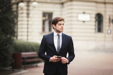 bir iş adamı elinde mobil akıllı telefon