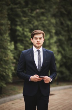 Açık havada Evet şık genç işadamı