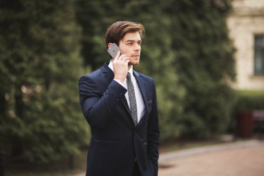 Açık havada Evet şık genç işadamı