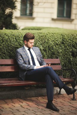 bir iş adamı elinde mobil akıllı telefon