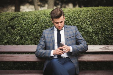 Açık havada Evet şık genç işadamı