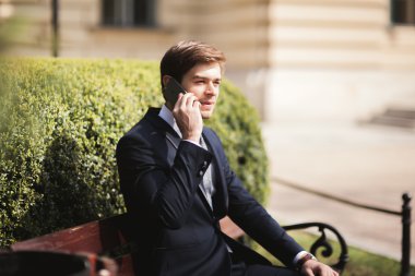 Açık havada Evet şık genç işadamı