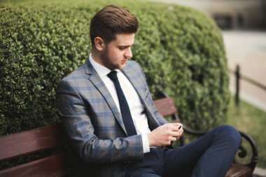 bir iş adamı elinde mobil akıllı telefon