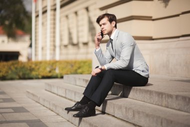 Açık havada Evet şık genç işadamı