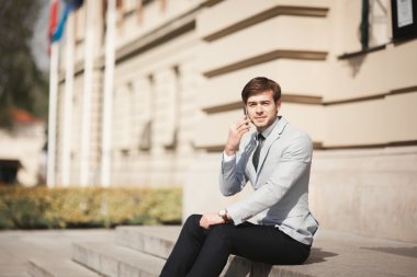 Açık havada Evet şık genç işadamı