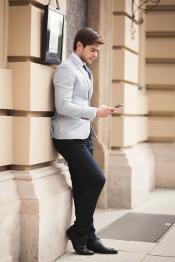 bir iş adamı elinde mobil akıllı telefon