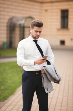 Açık havada Evet şık genç işadamı