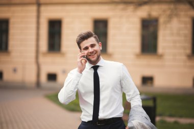 Açık havada Evet şık genç işadamı