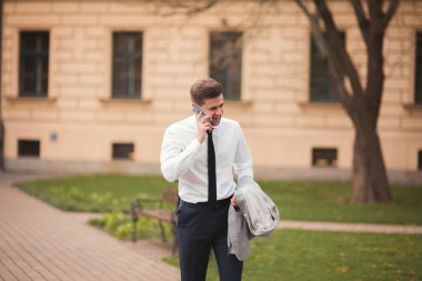 Açık havada Evet şık genç işadamı