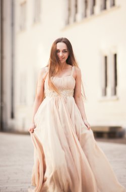 Güzel kız modeli sütunları yakınındaki eski kale poz uzun saçlı. Krakow Vavel