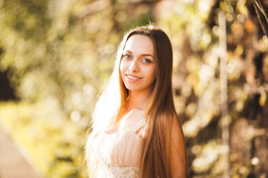 Uzun elbise dışında onun zaman içinde park günbatımı geçmiş zevk çekici genç kadın