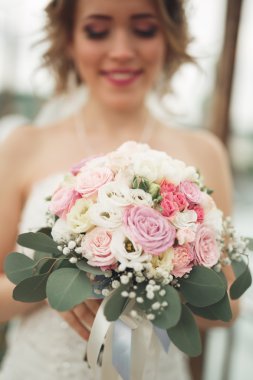 Büyük düğün buket mükemmel manzara törenle üzerinde tutarak gelin