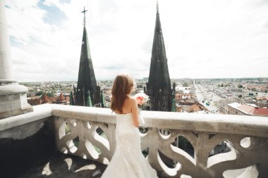 Muhteşem manzaralı balkonda güzel, lüks gelin.