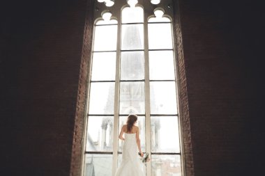 Büyük pencere arch poz zarif güzel gelinim