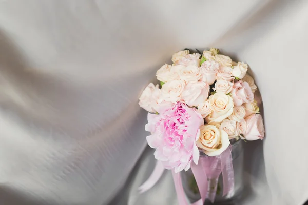 Nádherná luxusní svatební kytice různých květin — Stock fotografie