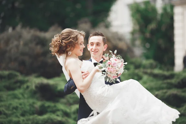 Hochzeitspaar steht und küsst sich in den Straßen der Altstadt — Stockfoto