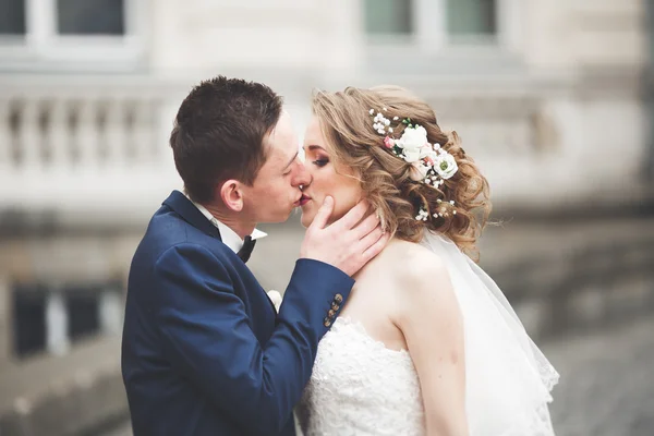 婚礼对夫妇现正站在旧城街头接吻 — 图库照片