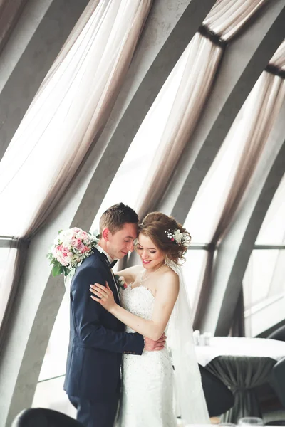 Couple de mariage est debout et embrasser à l'hôtel — Photo