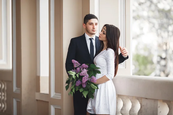 Pareja de matrimonio de lujo, novia y novio posando en la ciudad vieja — Foto de Stock