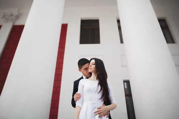 Lyxigt gift par, brud och brudgum poserar i gamla stan — Stockfoto