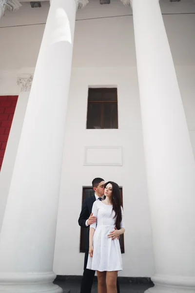 Casamento de luxo casal, noiva e noivo posando na cidade velha — Fotografia de Stock