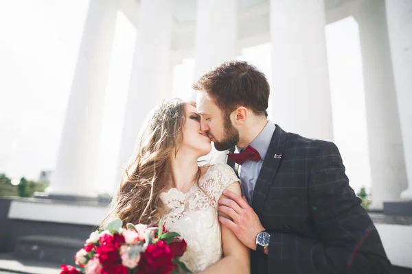 Casamento de luxo casal, noiva e noivo posando na cidade velha — Fotografia de Stock