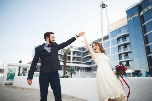 Elegante bella coppia posa vicino edificio in vetro moderno — Foto Stock