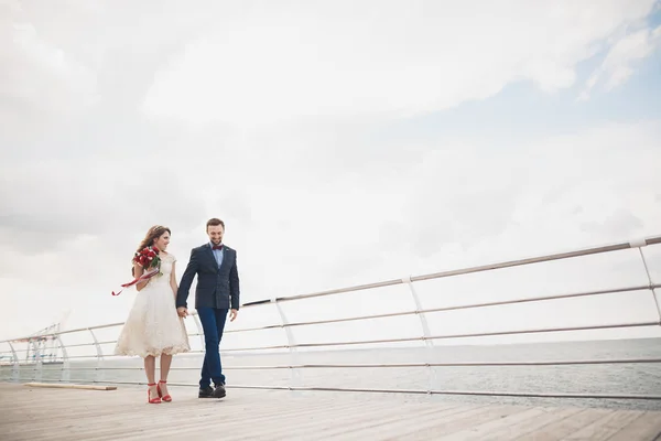 그냥 결혼된 웨딩 커플 해질녘 해변에서 산책. — 스톡 사진
