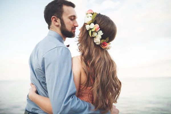 Vackert älskande par, pride med lång klänning går på piren — Stockfoto