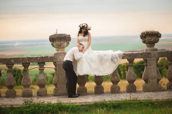 Hermosa boda romántica pareja de recién casados abrazos cerca del viejo castillo — Foto de Stock