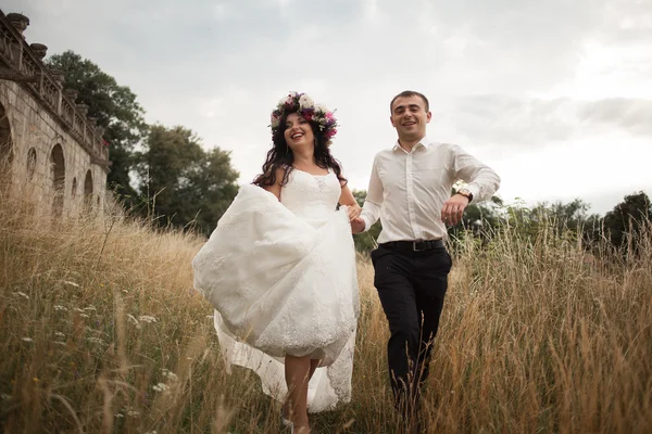 Krásný romantický svatební pár novomanželé objímání v blízkosti starého hradu — Stock fotografie