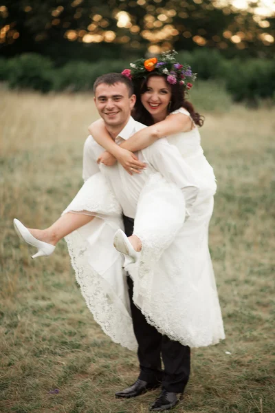 Belo casal de casamento no parque. beijar e abraçar uns aos outros — Fotografia de Stock