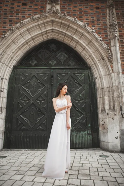 Красивая молодая невеста позирует на заднем плане старого здания — стоковое фото