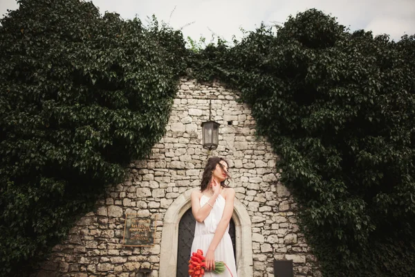 花嫁。暖かい夏の日に花束と公園の美しい若い女性. — ストック写真