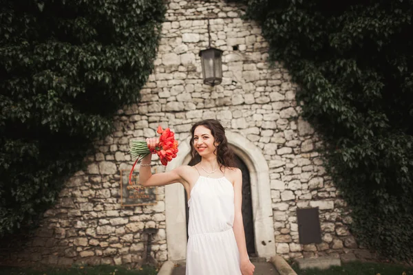 Невеста. Красивая молодая женщина в парке с букетом в теплый летний день . — стоковое фото