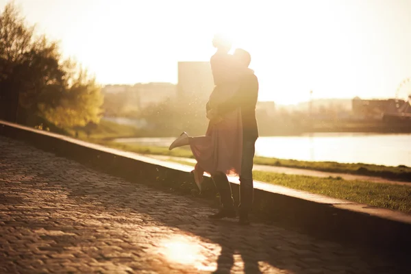 Casamento casal, noivo e vestido posando perto do rio com um copo ao pôr do sol — Fotografia de Stock