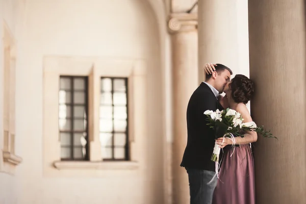 Schönes Paar, Mann, Mädchen mit langem rosa Kleid, das in einem alten Schloss in der Nähe von Säulen posiert. Krakauer Bauchnabel — Stockfoto